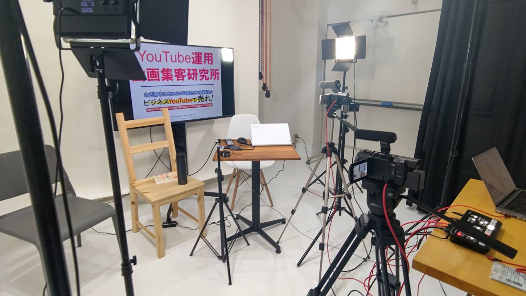 YouTube撮影スタジオの照明とカメラのセッティング。実際の撮影環境でテスト撮影することの大切さを示す写真