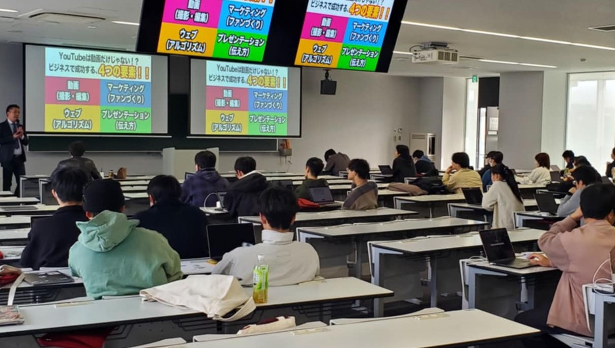 大学での動画マーケティング講義の様子(酒井大輔)
