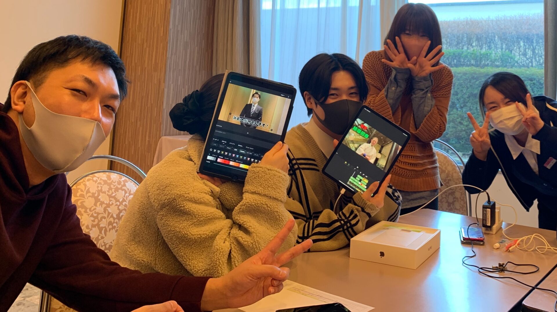 参加者がiPadで動画編集を学ぶ研修の様子
