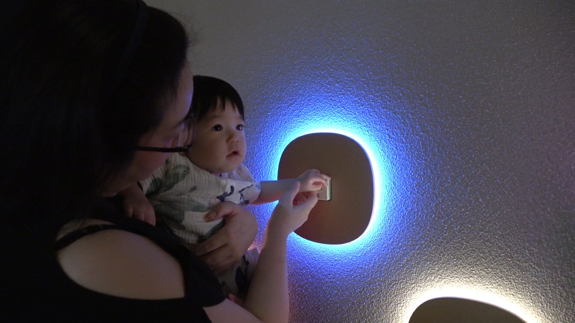 オカゲ屋敷で子どもが参加型コンテンツで遊んでいる様子